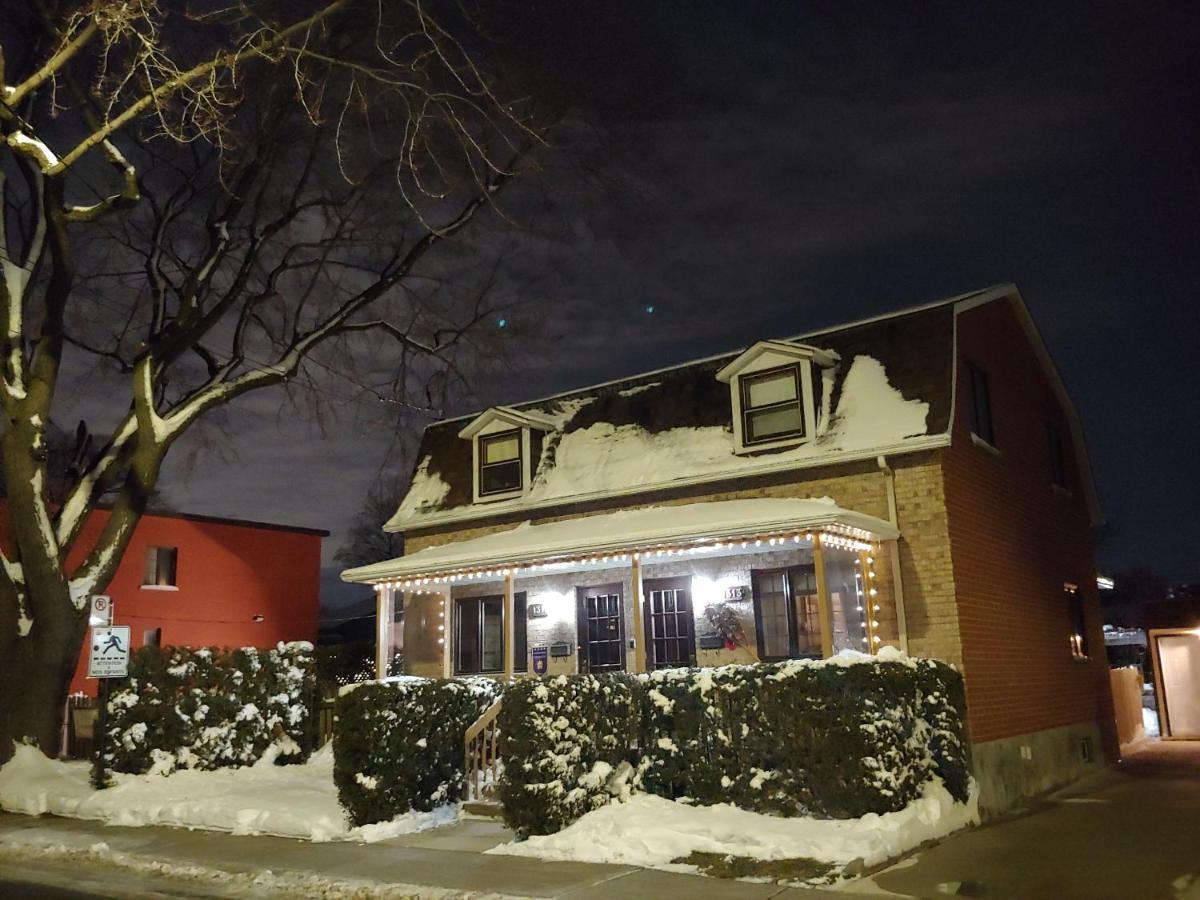 3 Bedrooms 3 Beds Near Metro -2 Parking Free Apartment Montreal