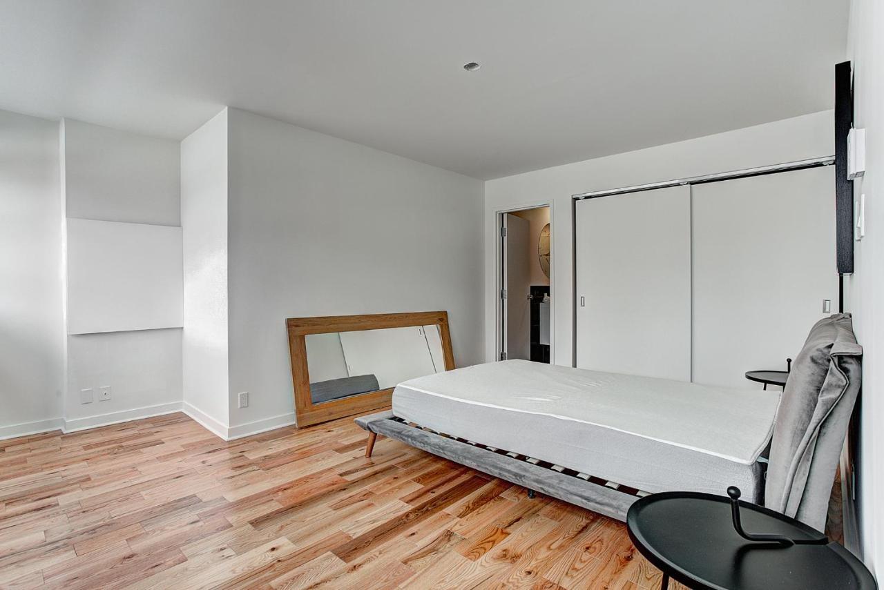 Modern In Ndg Apartment
