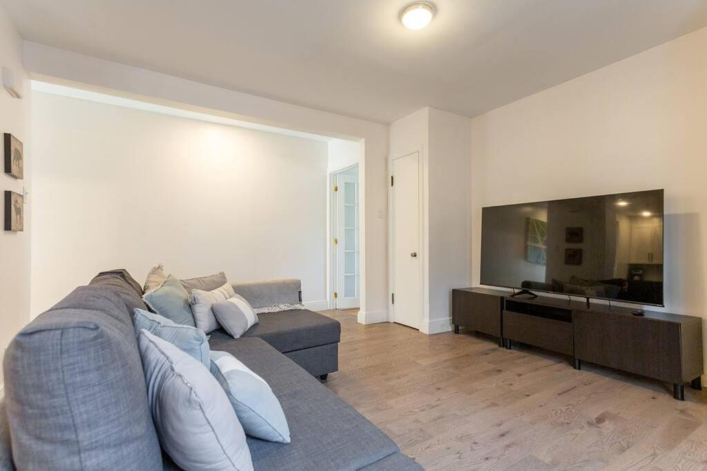 Free Parking, Beautiful 4 1/2- 2 Bedroom Montreal