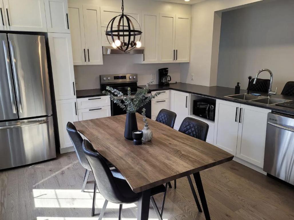 Apartment Free Parking, Beautiful 4 1/2- 2 Bedroom *