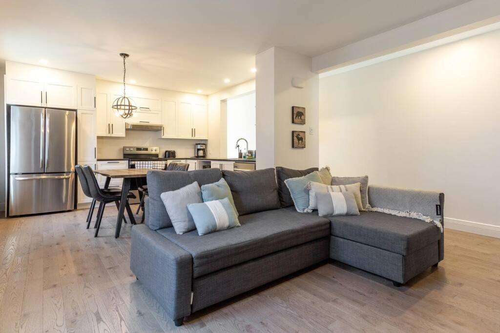 Free Parking, Beautiful 4 1/2- 2 Bedroom Apartment