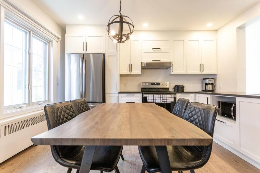 Apartment Free Parking, Beautiful 4 1/2- 2 Bedroom Montreal