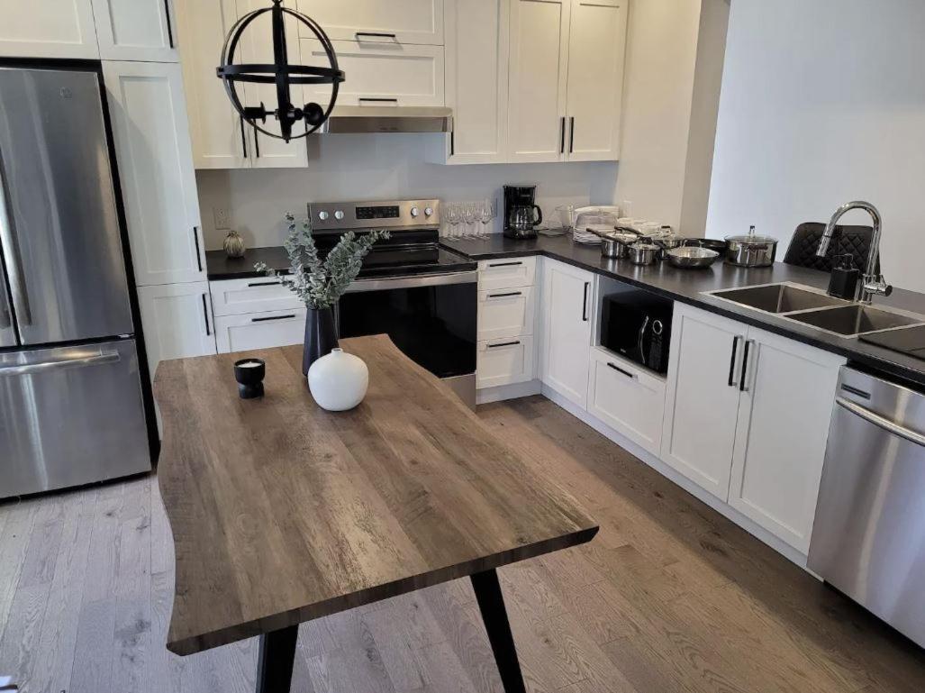 Free Parking, Beautiful 4 1/2- 2 Bedroom Apartment Montreal