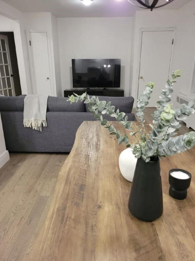 Free Parking, Beautiful 4 1/2- 2 Bedroom