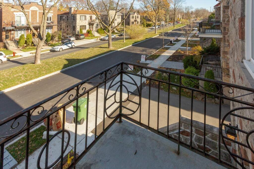 Apartment Free Parking, Beautiful 4 1/2- 2 Bedroom Montreal