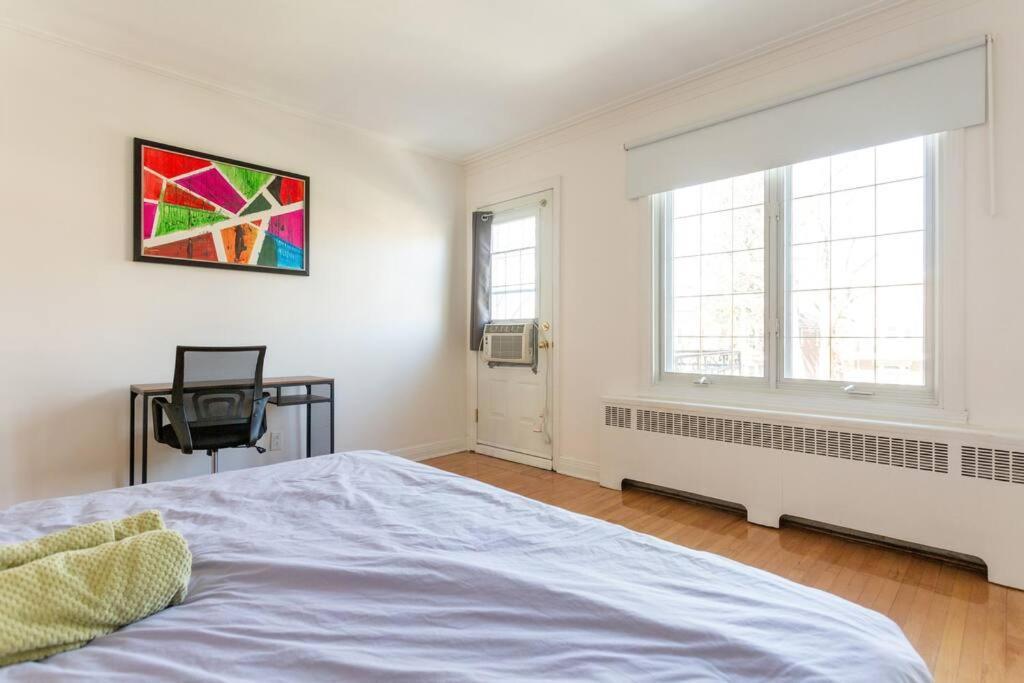Free Parking, Beautiful 4 1/2- 2 Bedroom Montreal