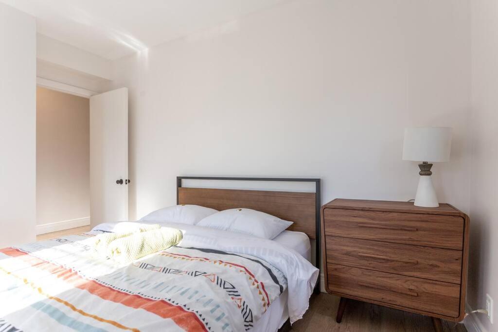 Free Parking, Beautiful 4 1/2- 2 Bedroom Apartment *