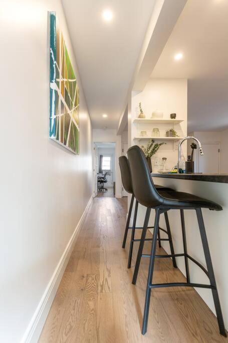 Free Parking, Beautiful 4 1/2- 2 Bedroom Apartment Montreal