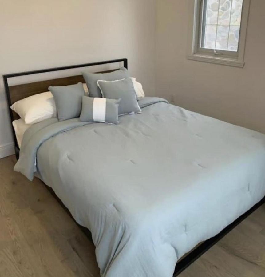 Free Parking, Beautiful 4 1/2- 2 Bedroom Montreal