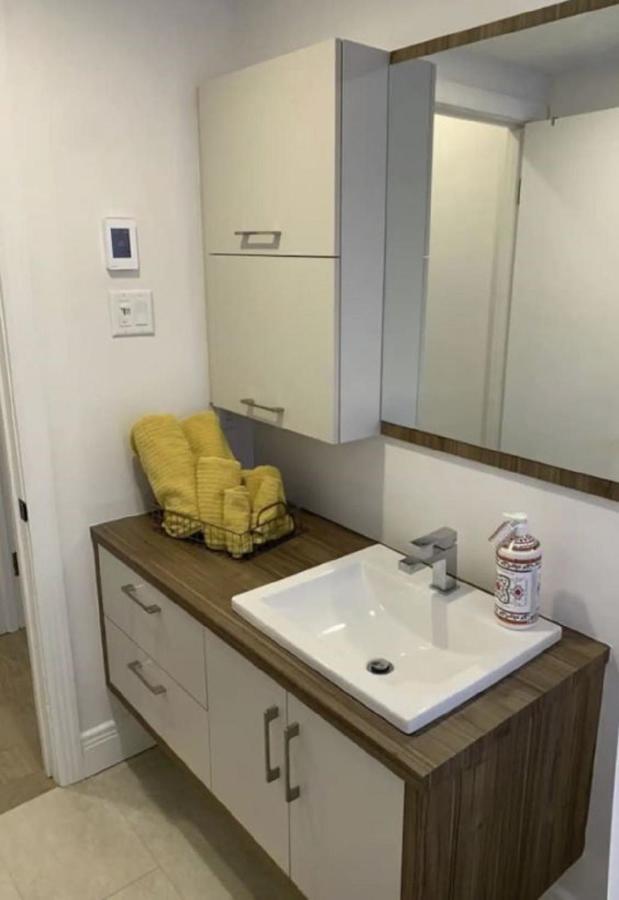 Free Parking, Beautiful 4 1/2- 2 Bedroom *