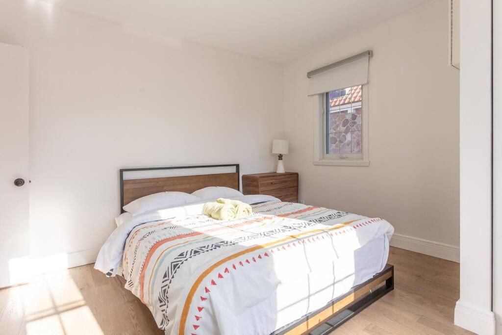 Free Parking, Beautiful 4 1/2- 2 Bedroom * Montreal