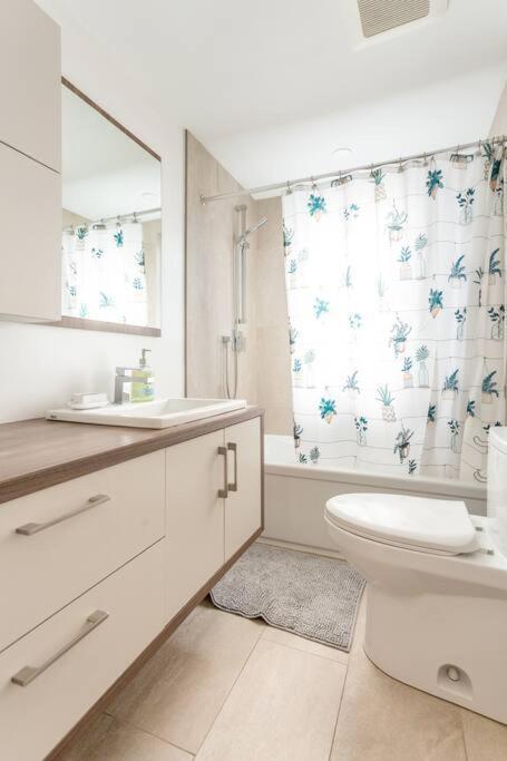 Free Parking, Beautiful 4 1/2- 2 Bedroom *