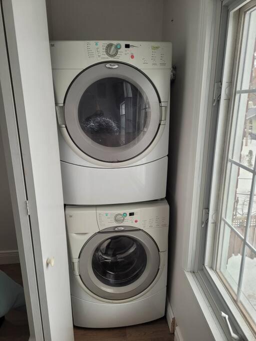 Free Parking, Beautiful 4 1/2- 2 Bedroom *