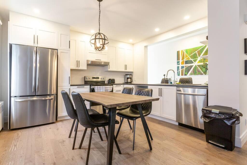 Free Parking, Beautiful 4 1/2- 2 Bedroom * Montreal