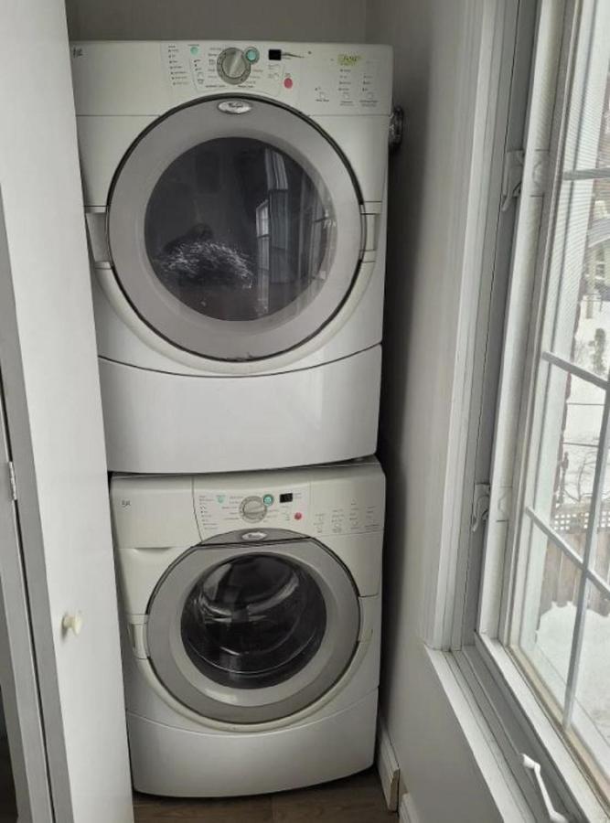 Free Parking, Beautiful 4 1/2- 2 Bedroom