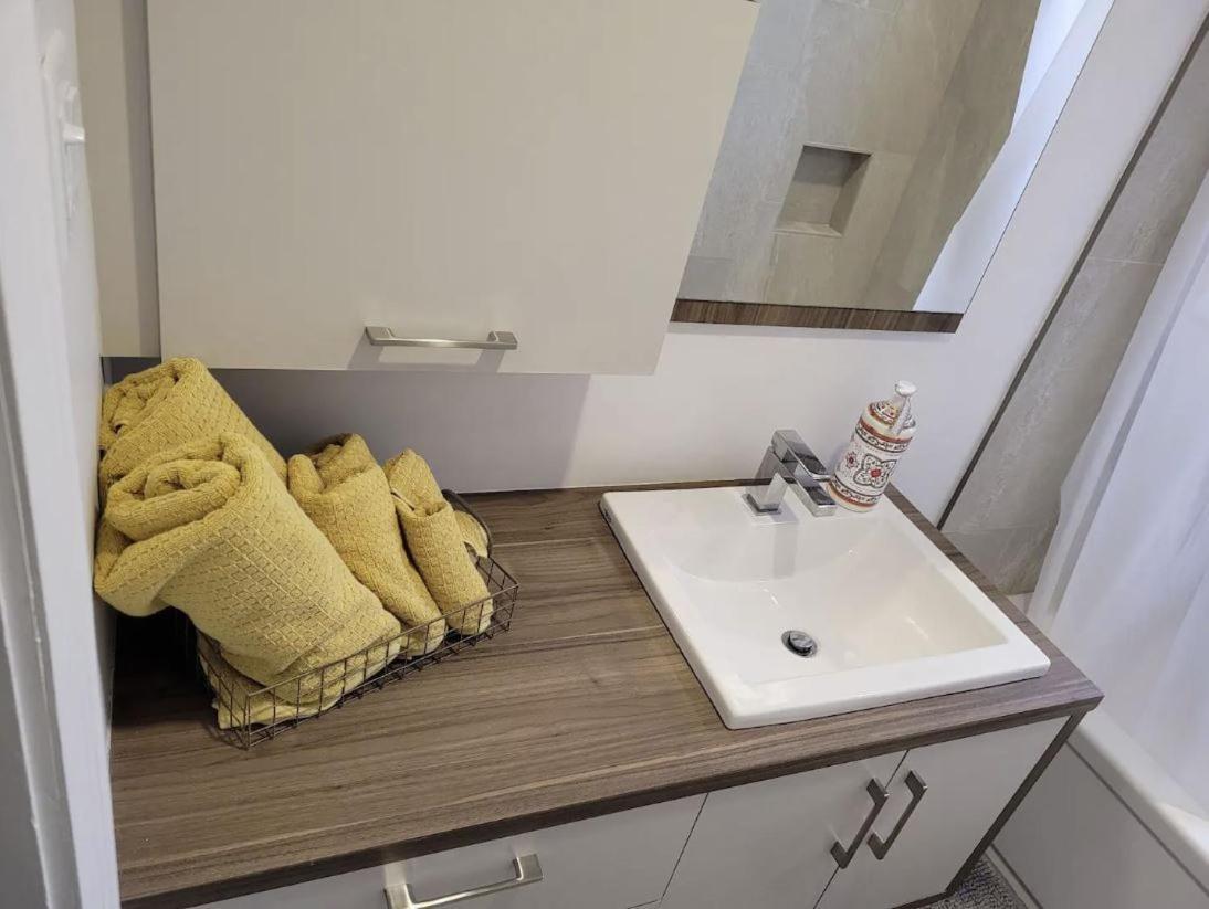Free Parking, Beautiful 4 1/2- 2 Bedroom Montreal