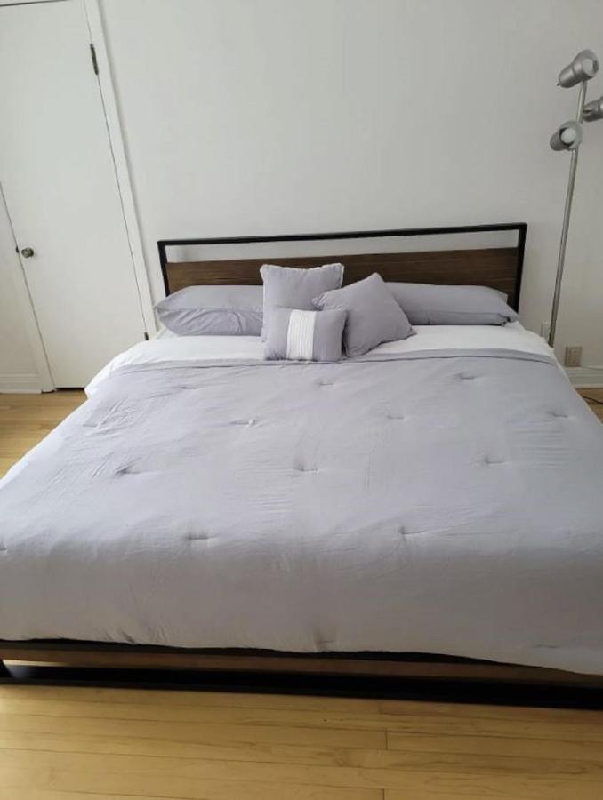 Free Parking, Beautiful 4 1/2- 2 Bedroom