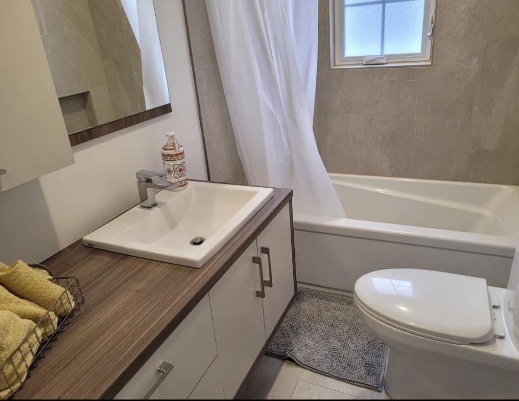 Free Parking, Beautiful 4 1/2- 2 Bedroom Apartment