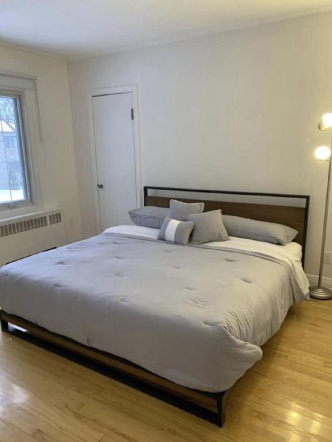 Free Parking, Beautiful 4 1/2- 2 Bedroom