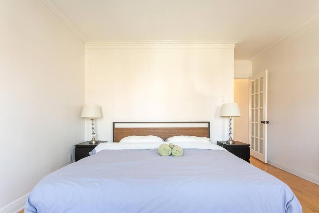 Free Parking, Beautiful 4 1/2- 2 Bedroom Apartment Montreal