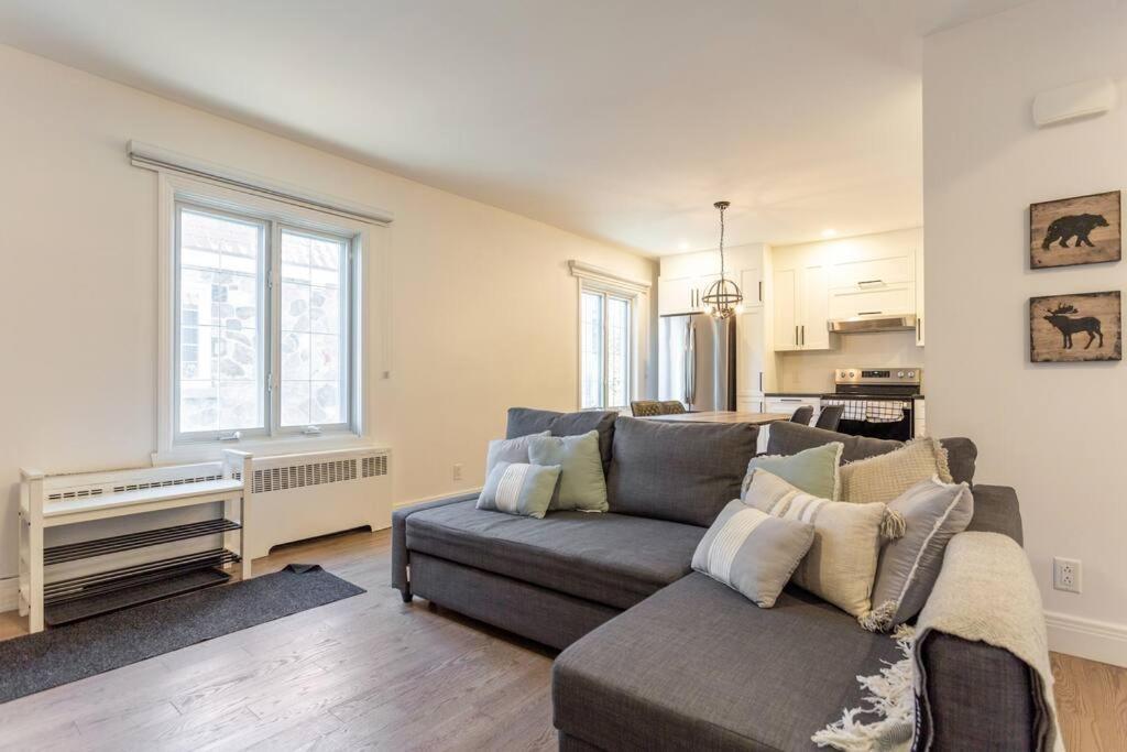 Free Parking, Beautiful 4 1/2- 2 Bedroom *
