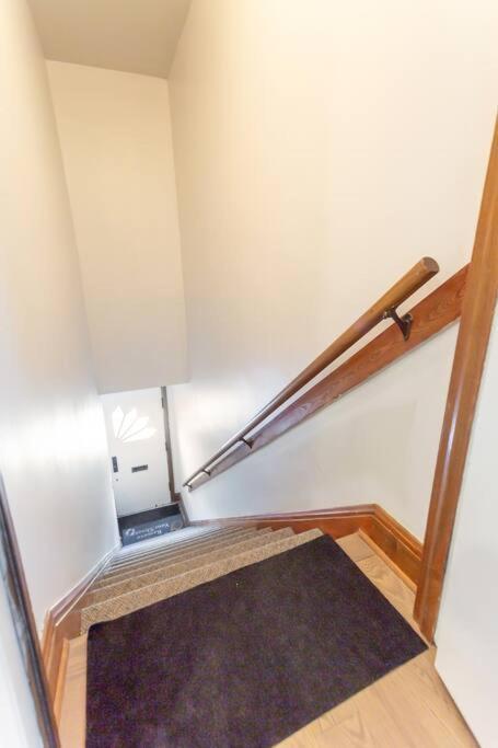 Free Parking, Beautiful 4 1/2- 2 Bedroom * Montreal