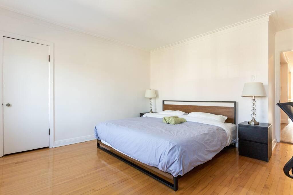 Free Parking, Beautiful 4 1/2- 2 Bedroom Apartment Montreal