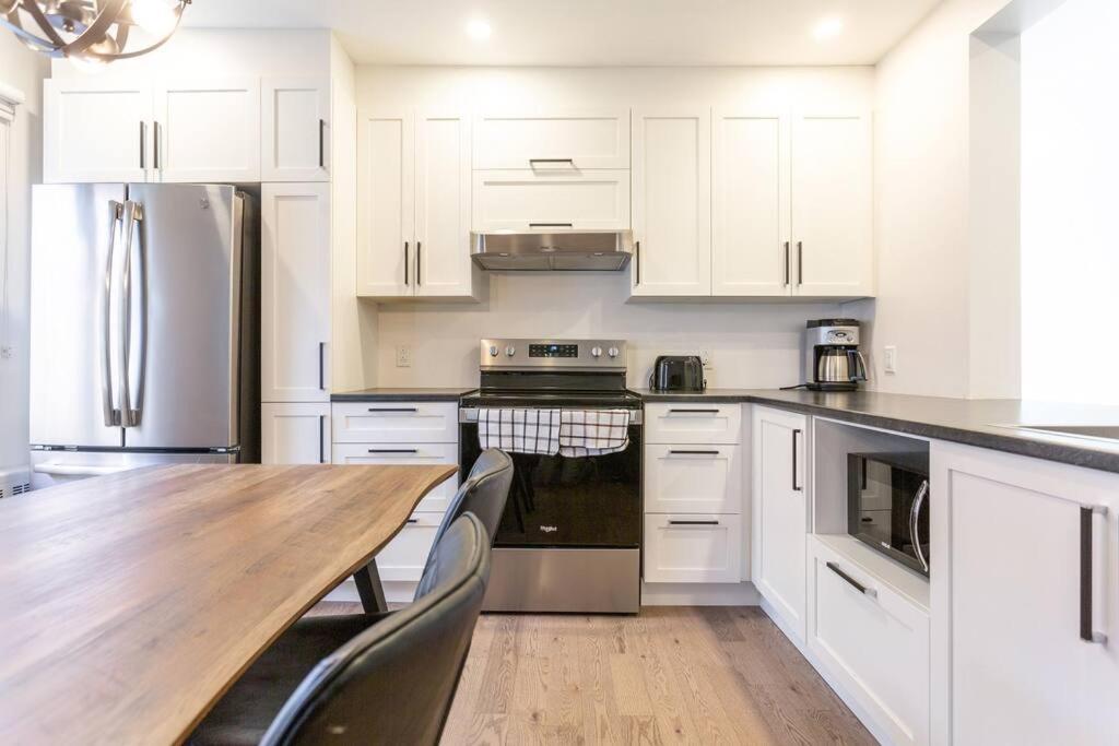 Free Parking, Beautiful 4 1/2- 2 Bedroom * Montreal