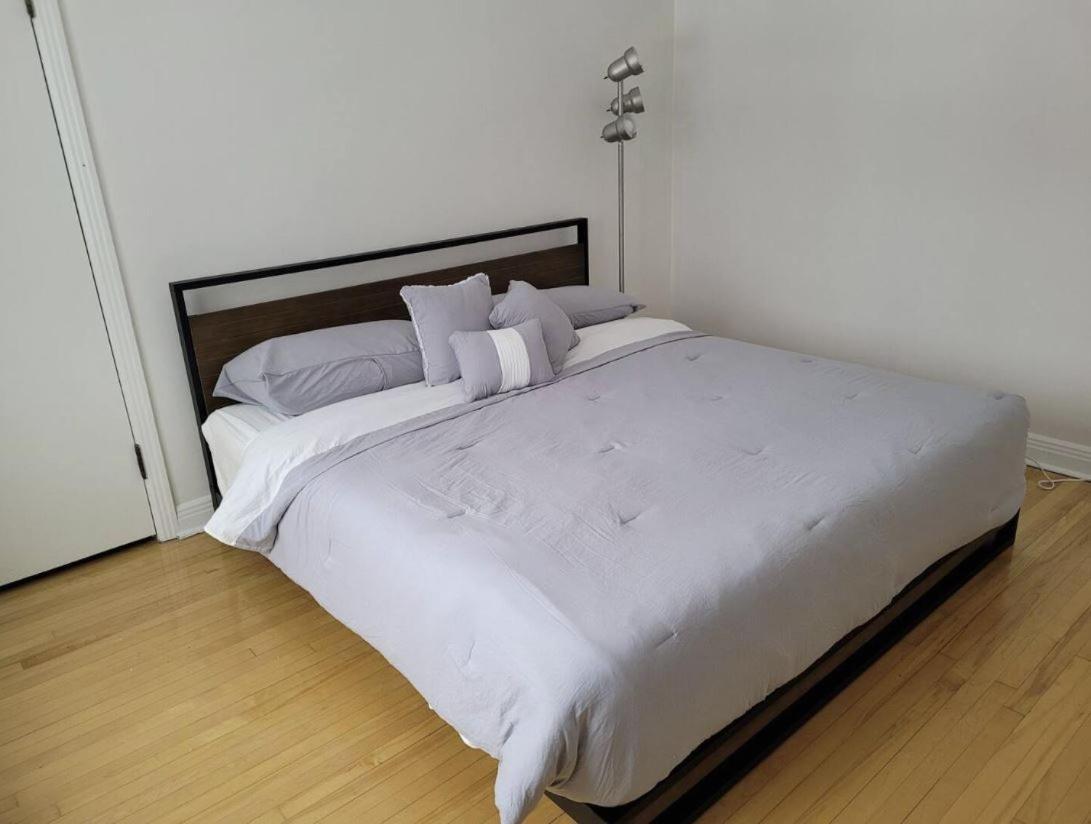Free Parking, Beautiful 4 1/2- 2 Bedroom Montreal
