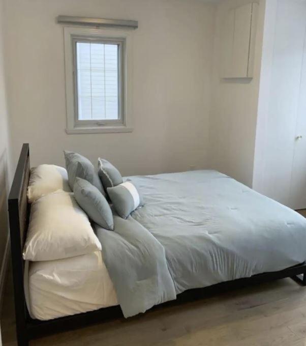 Free Parking, Beautiful 4 1/2- 2 Bedroom * Montreal