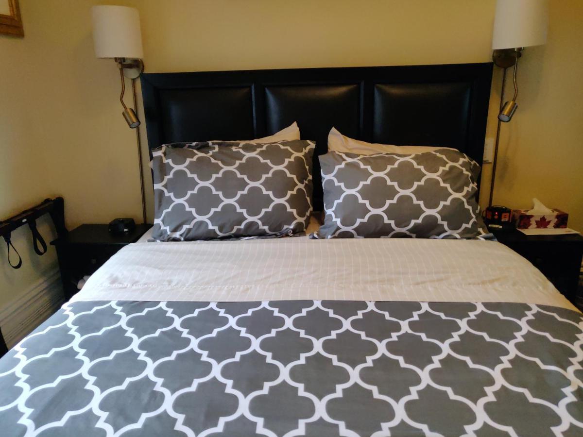 Gingerbread Manor Bed & Breakfast 3*