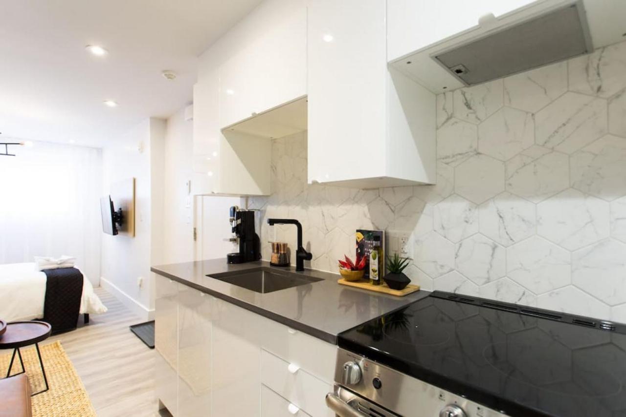 Palms Little Italy With Full Bathroom By Denstays