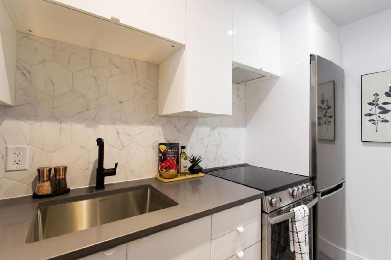 Palms Little Italy With Full Bathroom By Denstays *