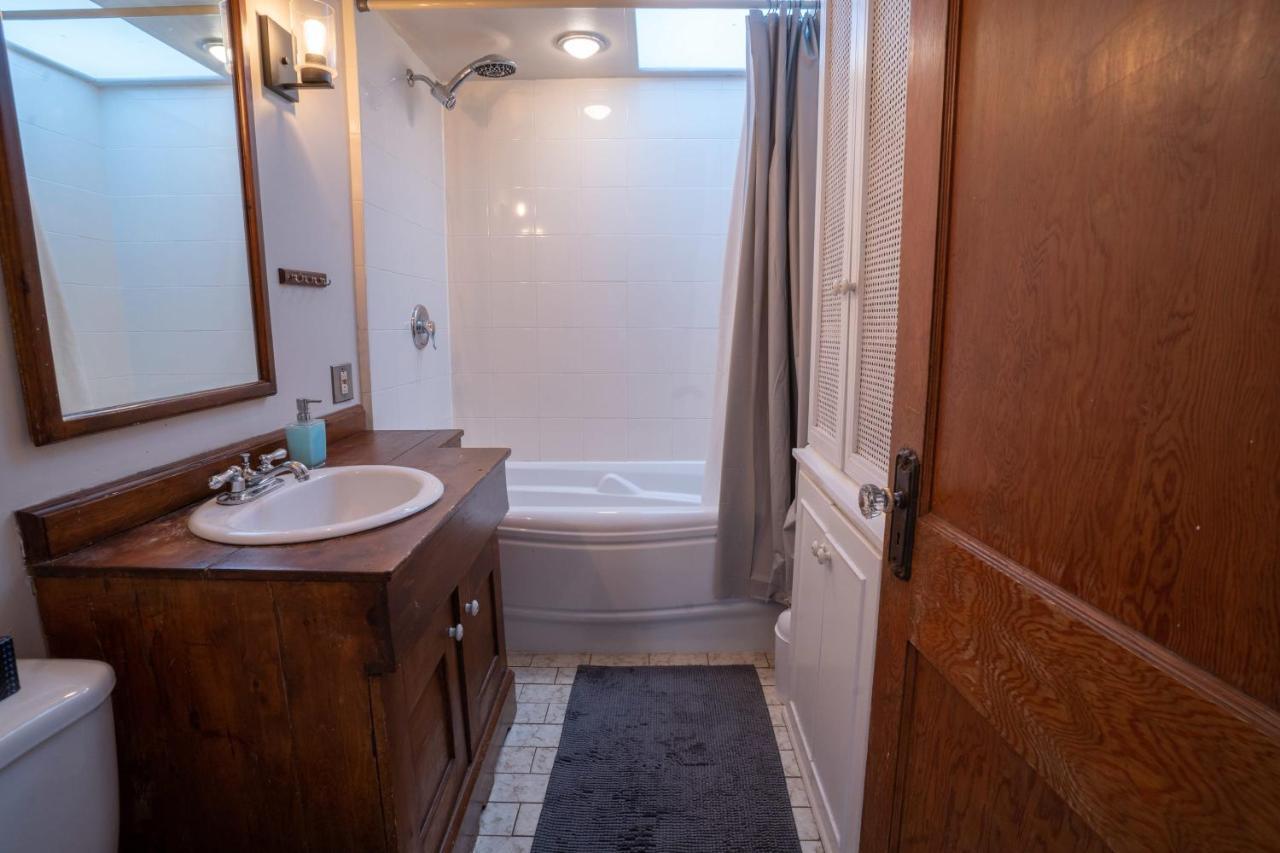 Stunning 2 Bedroom Apt 3mins Walk From Cdn Metro Apartment