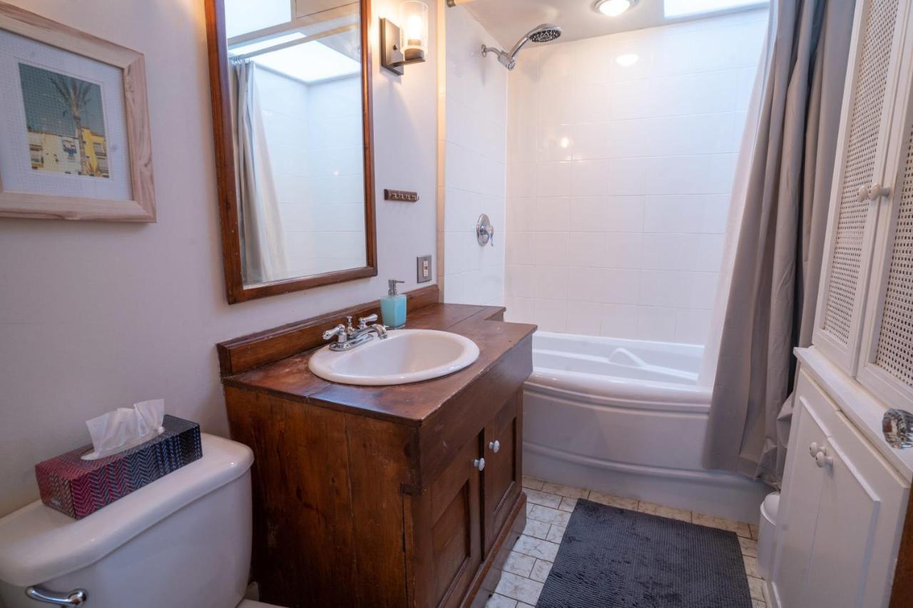 Stunning 2 Bedroom Apt 3mins Walk From Cdn Metro Apartment