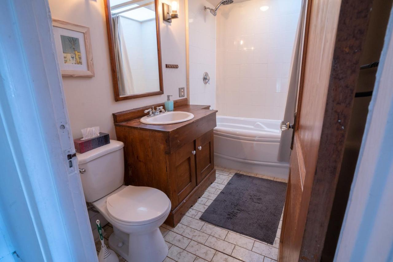 Stunning 2 Bedroom Apt 3mins Walk From Cdn Metro Montreal