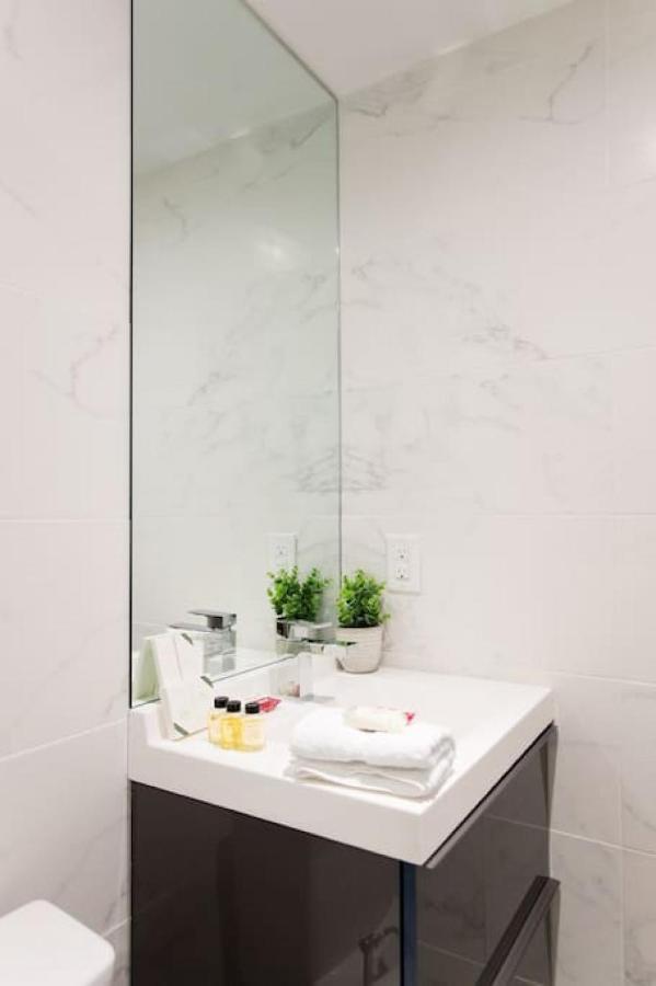 Palms Little Italy With Full Bathroom By Denstays Apartment Montreal