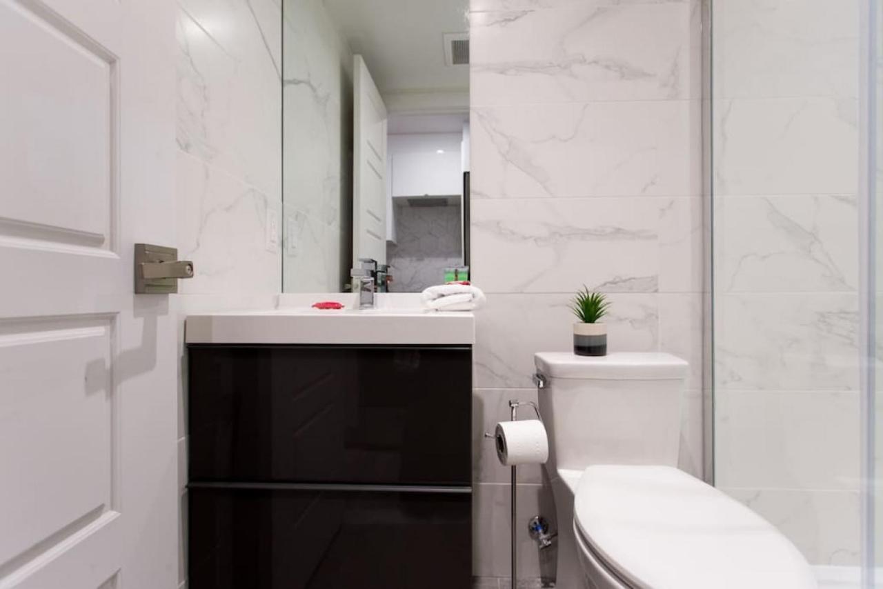 Palms Little Italy With Full Bathroom By Denstays *