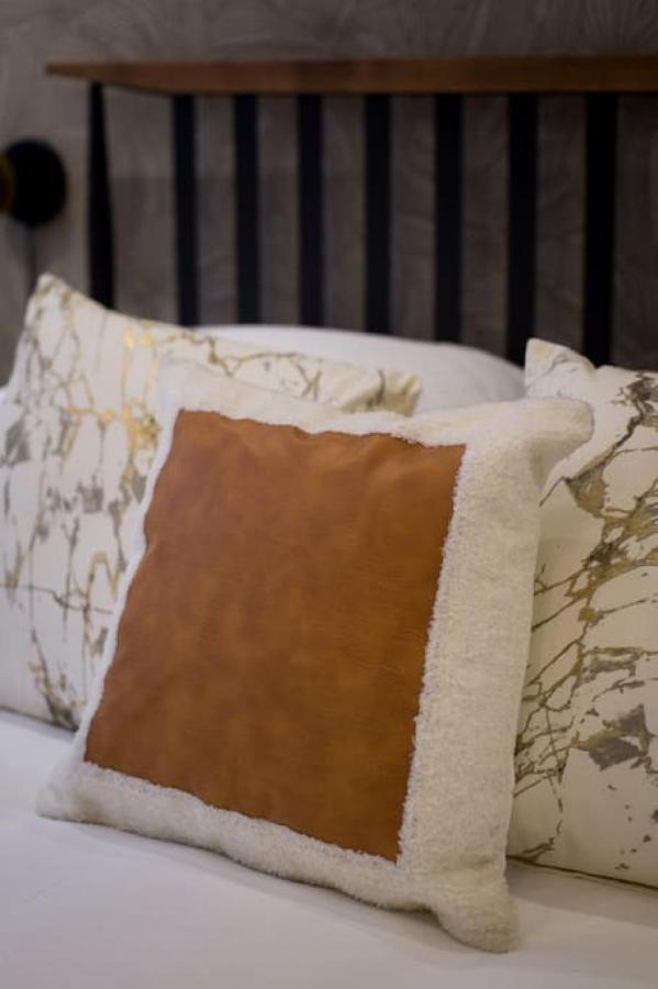 Palms Little Italy With Full Bathroom By Denstays Montreal
