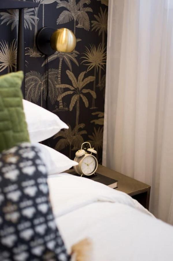 Palms Little Italy With Full Bathroom By Denstays *