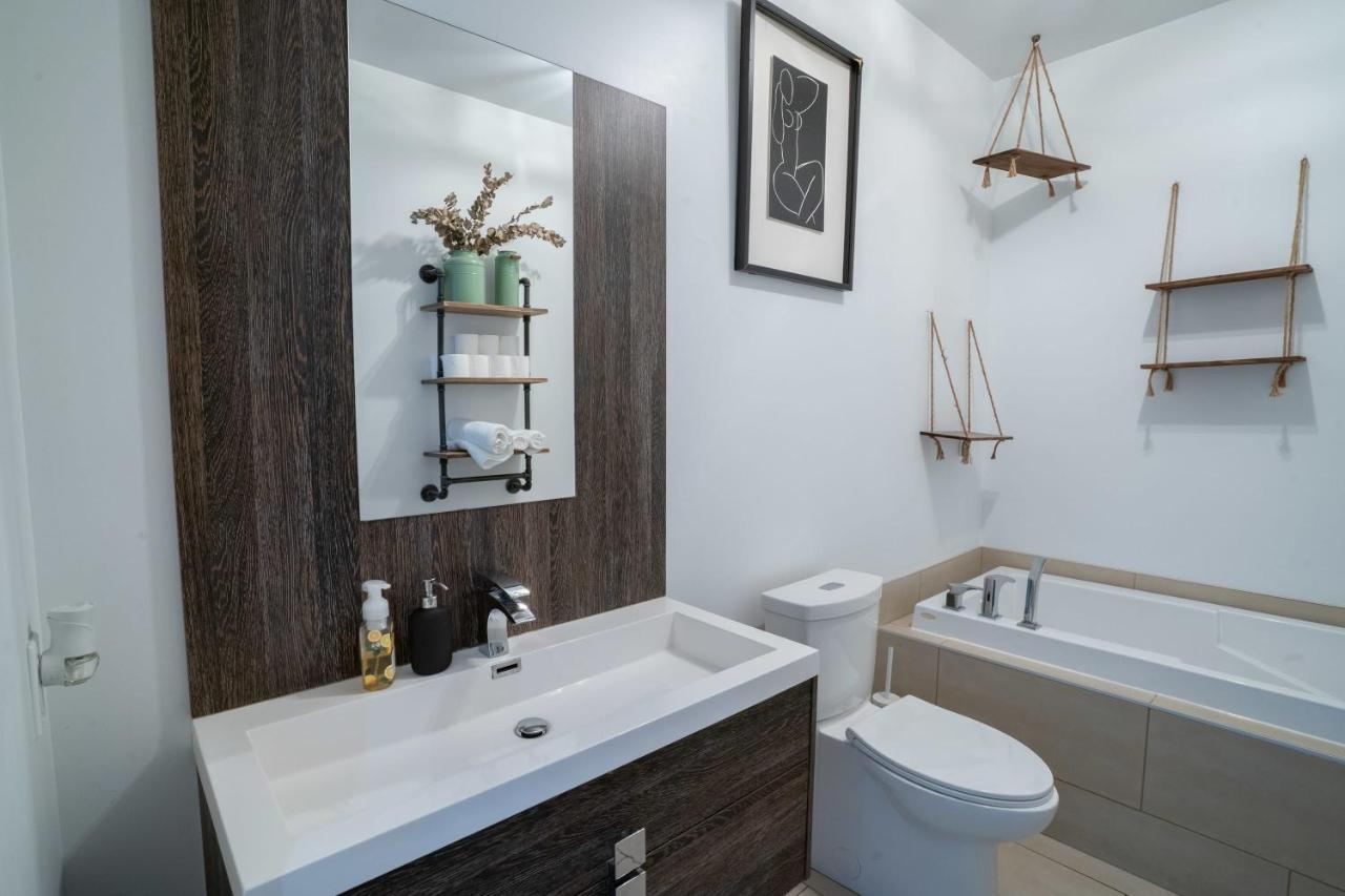 Breathtaking 3 Beds Apt A 2-mins Walk From Metro! Apartment Montreal