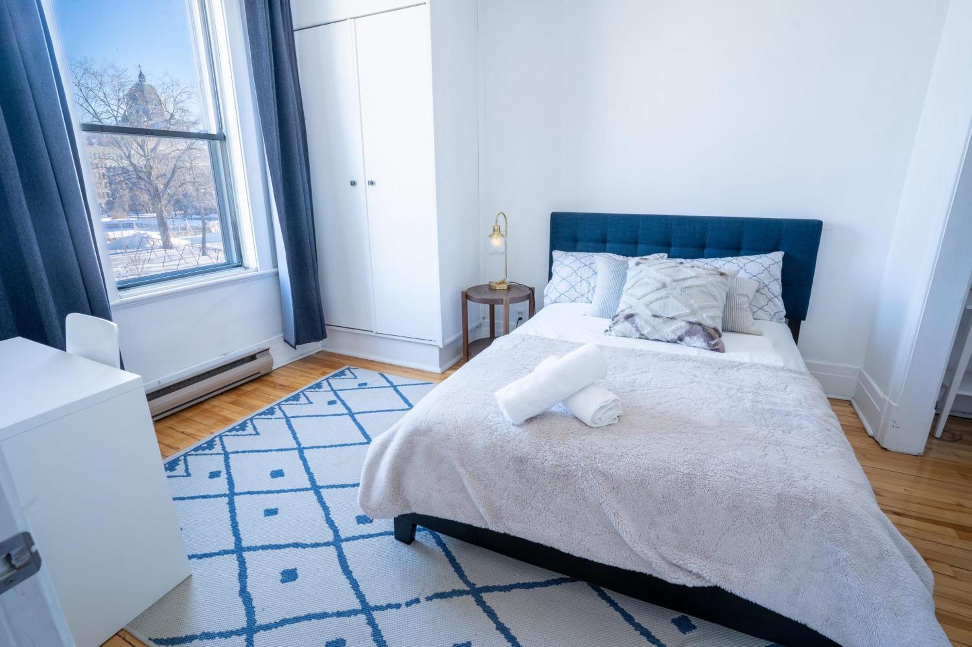 Stunning 2 Bedroom Apt 3mins Walk From Cdn Metro *