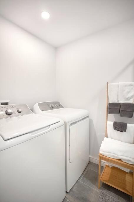 Apartment Beautiful 2-bedroom Downtown Mtl With Free Coffee And Parking