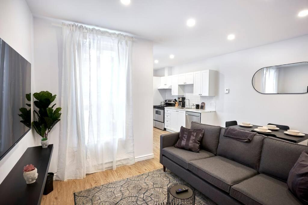 Beautiful 2-bedroom Downtown Mtl With Free Coffee And Parking Montreal