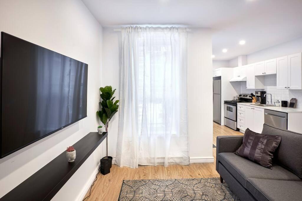 Apartment Beautiful 2-bedroom Downtown Mtl With Free Coffee And Parking *