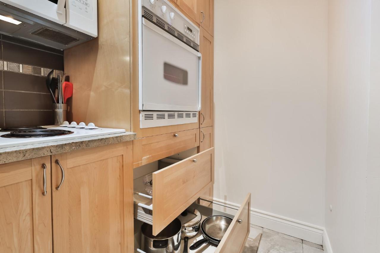 Apartment Stunning Full - On The Famous St Denis Street - Near Metro Montreal