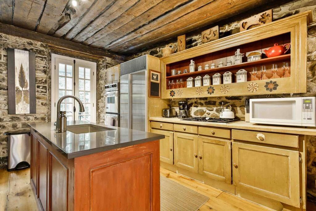 La Maison Dumas - Old Port Gem - Free Parking Apartment Montreal