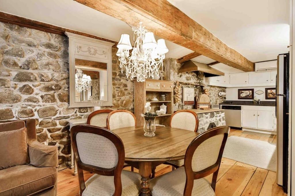 Apartment Free Parking - Majestic Old Port Gem - Must Montreal