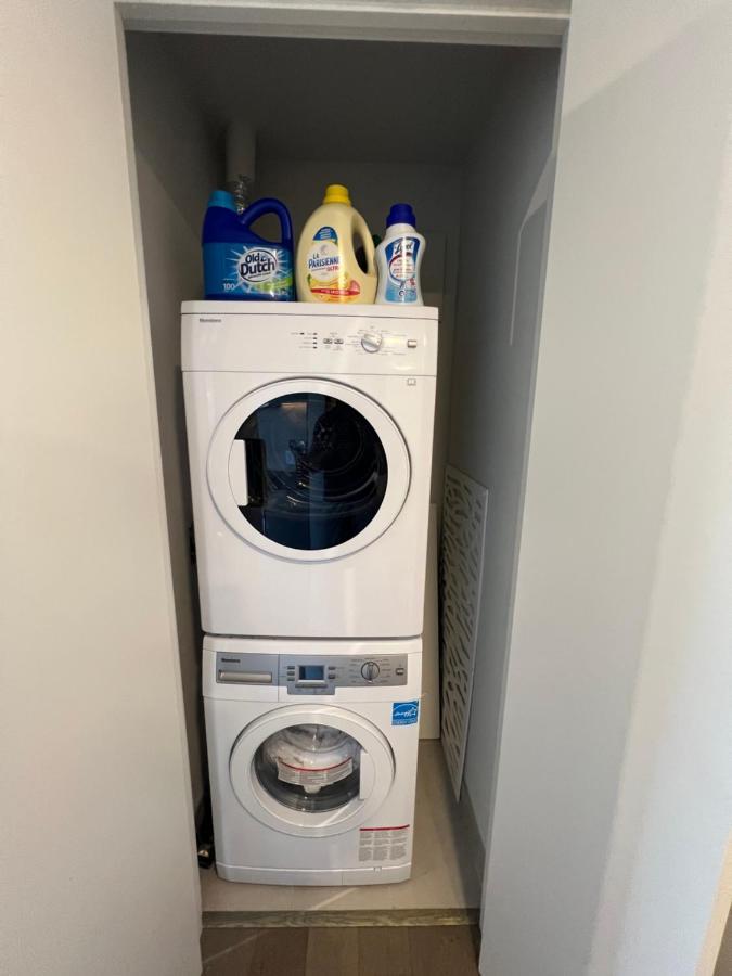 Beautiful One Bedroom Downtown With Pool And Free Parking Apartment Montreal