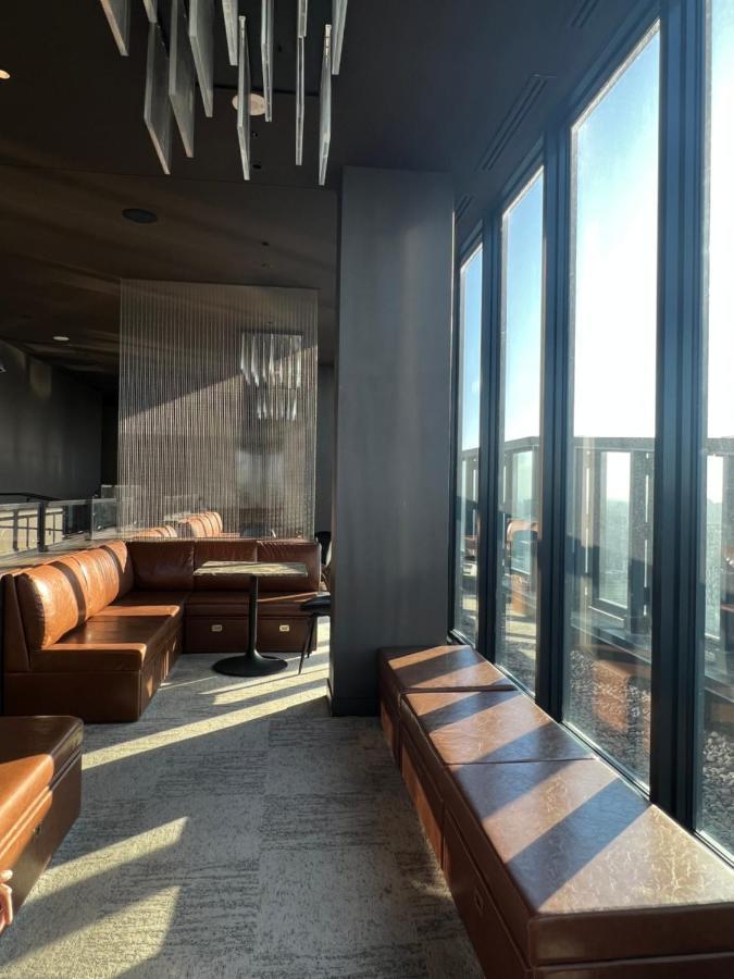 Beautiful One Bedroom Downtown With Pool And Free Parking Apartment